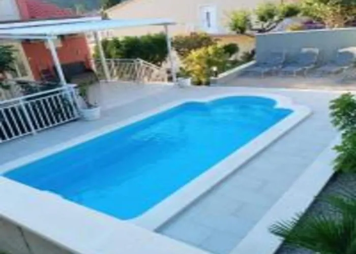 Bleu - One Bedroom With Balcony And View 3